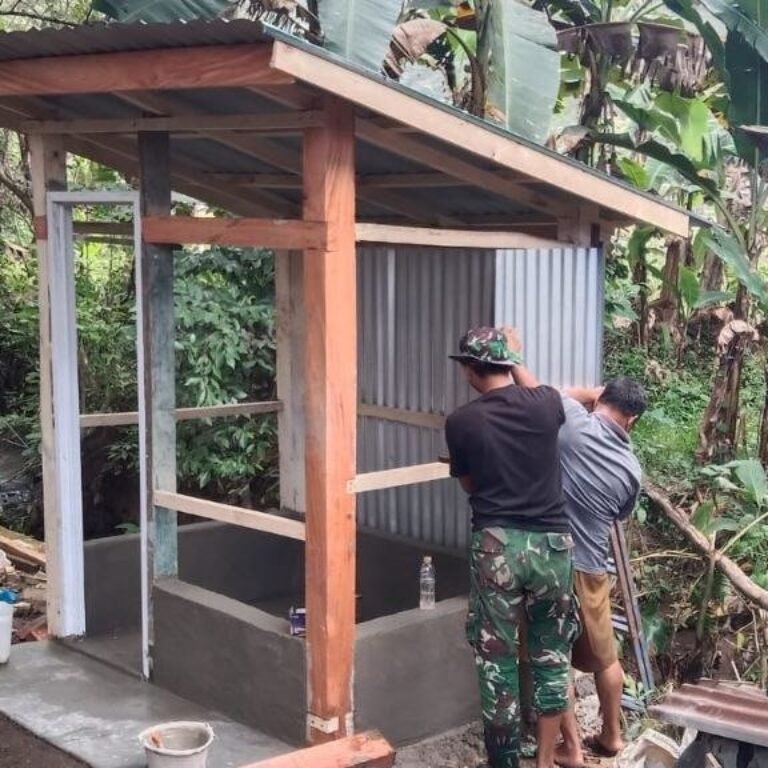 Satgas TMMD Ke-129 Percepat Pengerjaan MCK Titik 3 di Desa Langi