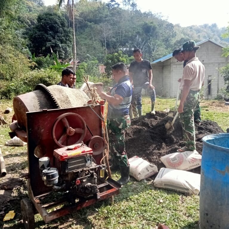 Sinergi TNI dan Warga Percepat Pengerjaan Rabat Beton Menuju Jembatan Gantung
