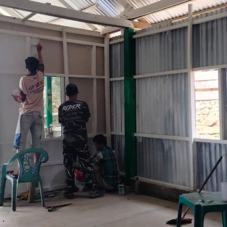 TMMD ke-129 Bone: Pengecatan Akhir Rumah Bapak Bella di Bontocani