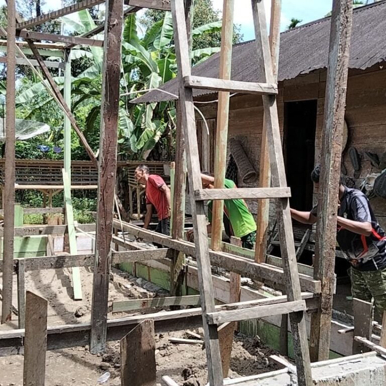 Gotong Royong Warga dan TNI Bangun Rumah Layak Huni di Pasie Raya