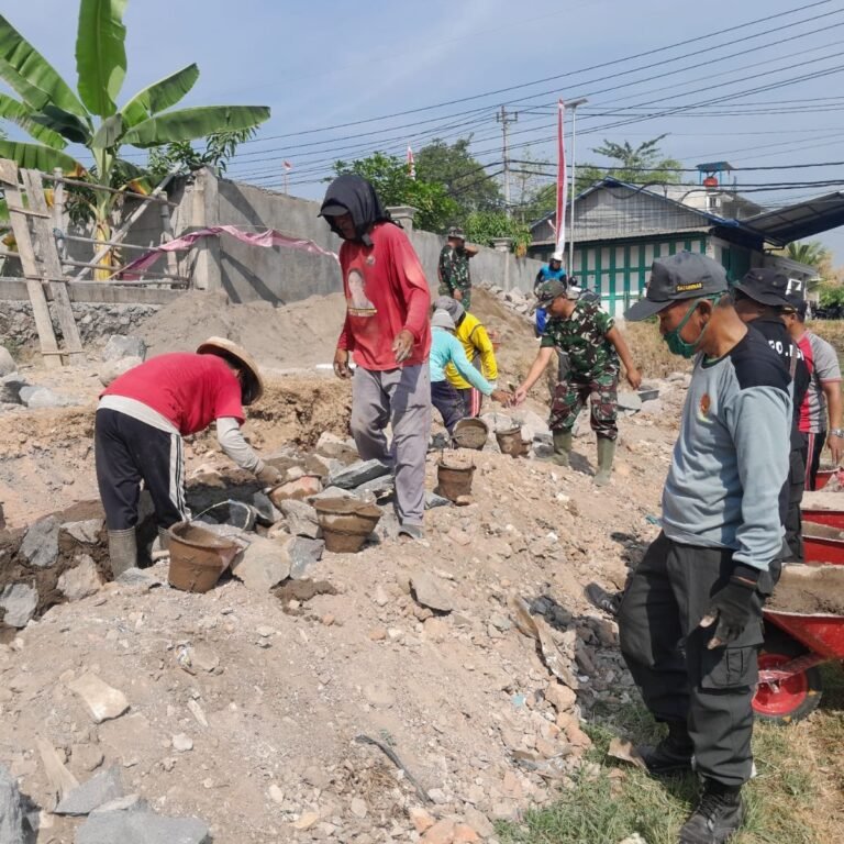 Kebersamaan TNI dan Warga Parangjoro Terekam Lewat Gerobak Sorong