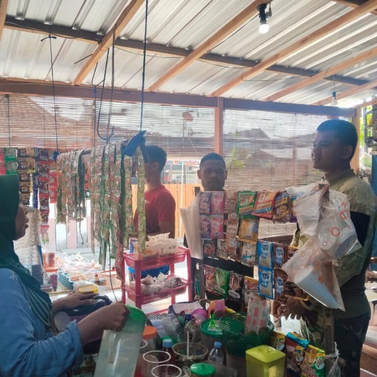 Personel TMMD Belanja di Warung Parangjoro, Ekonomi Desa Berputar Cepat