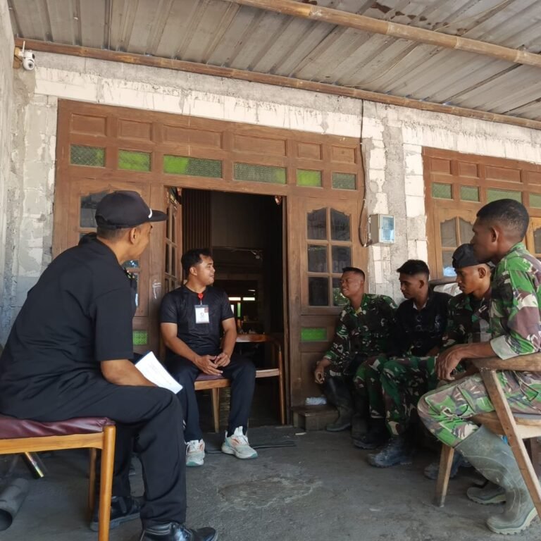 Teras Rumah Jadi Panggung Kebersamaan Prajurit dan Tokoh Desa Parangjoro