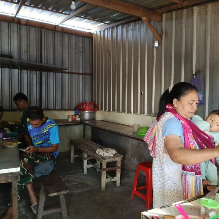 Warung di Dukuh Ngadijoyo Makin Ramai Berkat Kedatangan Satgas TMMD