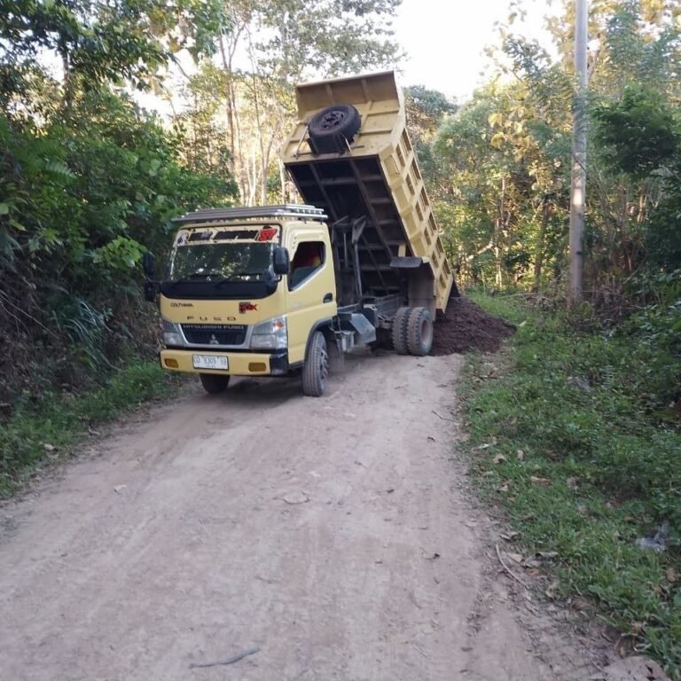 Pasokan Tanah Timbunan Jaga Kelancaran Pengerjaan Jalan di Patukku