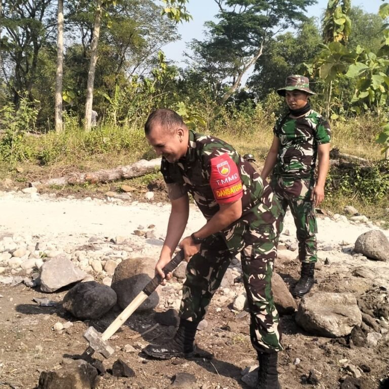 Komandan Kodim 0726/Sukoharjo Mengawaki Pekerjaan Talud TMMD Reguler Ke-129 di Desa Parangjoro