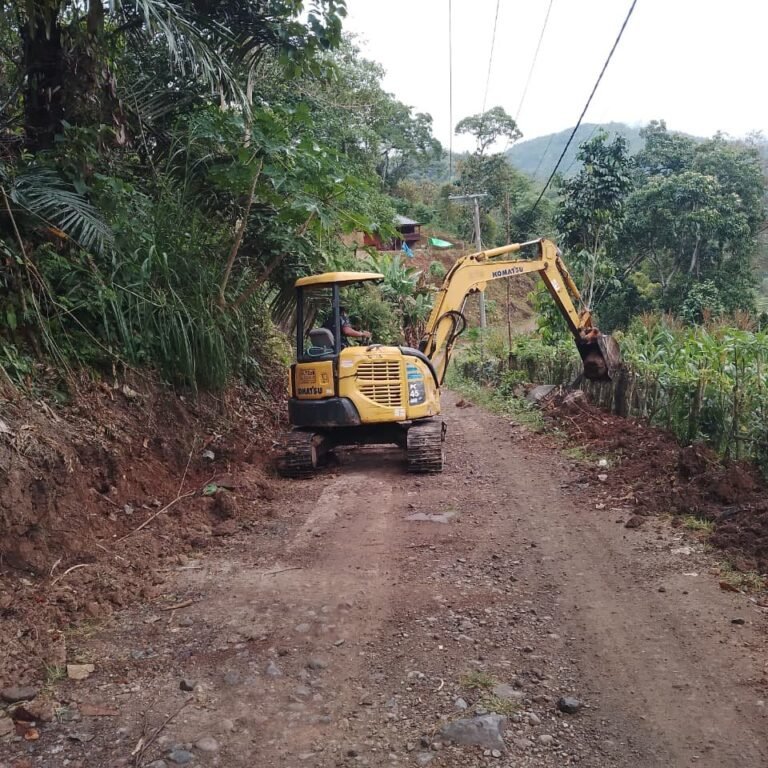 Excavator TMMD Garap Saluran Air Sebelum Pengerasan Jalan