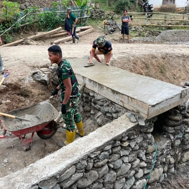 Mobilitas Warga Terjamin Berkat Perkuatan Dekker Samaenre oleh Satgas TMMD