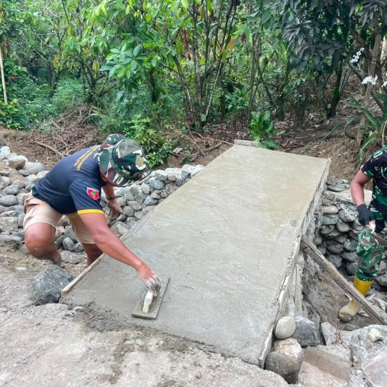 Personel Satgas TMMD ke-129 Bone Kerja Keras Perbaiki Dekker di Dusun Samaenre