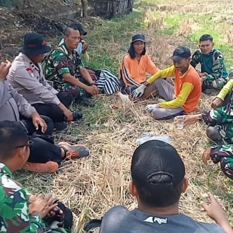 Obrolan Ringan saat Istirahat di TMMD Sukoharjo, Eratkan Hubungan Warga dan TNI