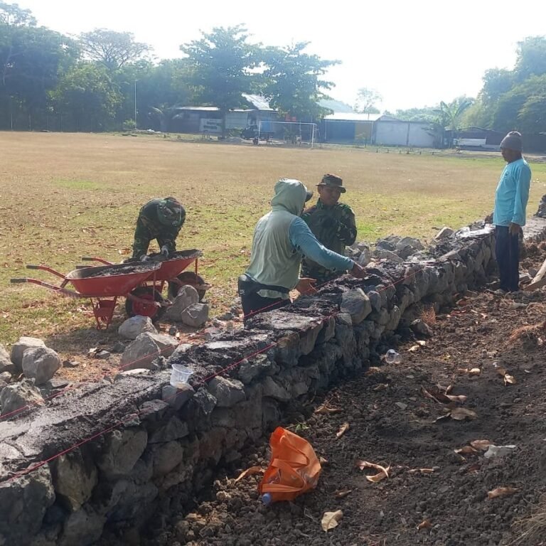 Warga dan Prajurit Bersatu Bangun Talut di Parangjoro