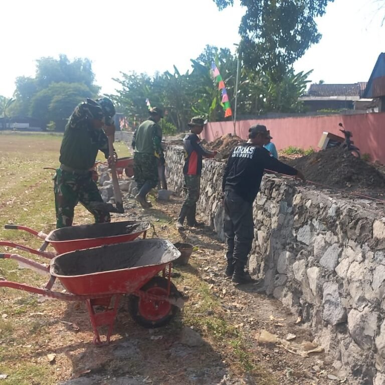 Warga dan TNI Bersinergi Bangun Talut di Desa Parangjoro