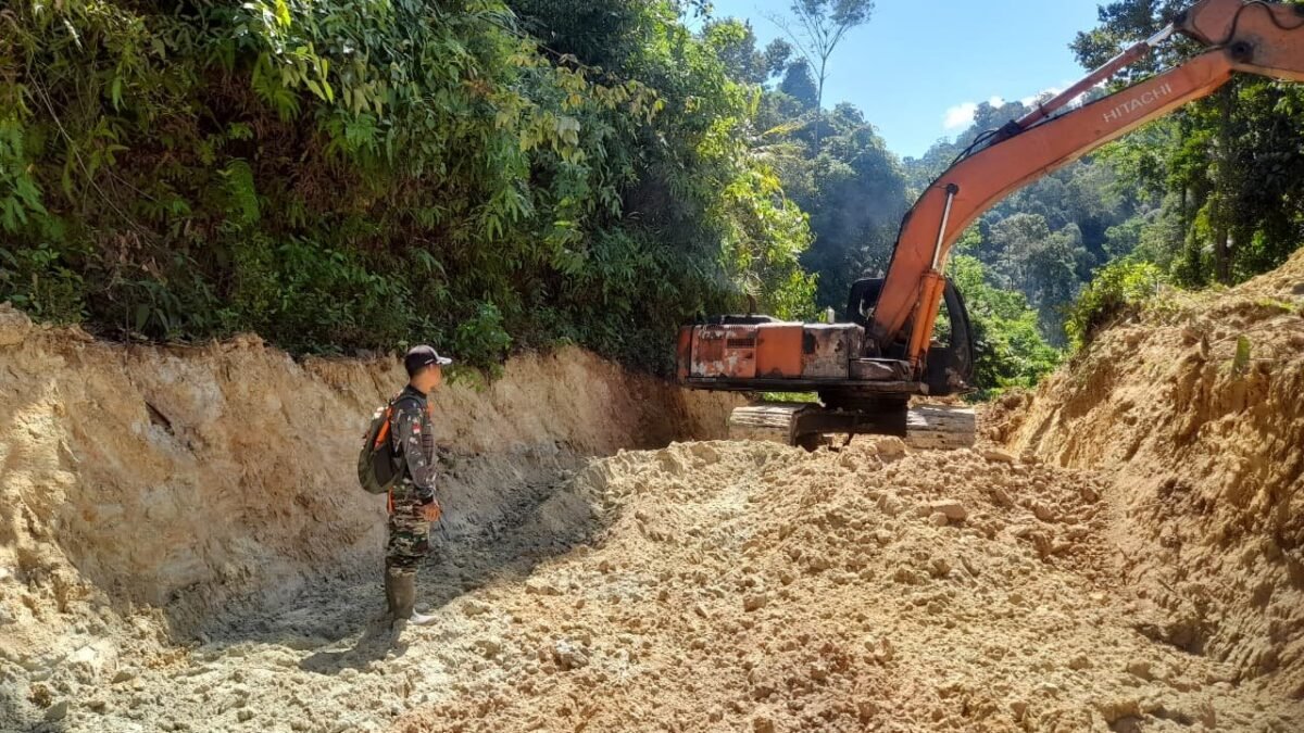 Deru Excavator di Perbukitan Sarah Raya, Membuka Jalan Baru