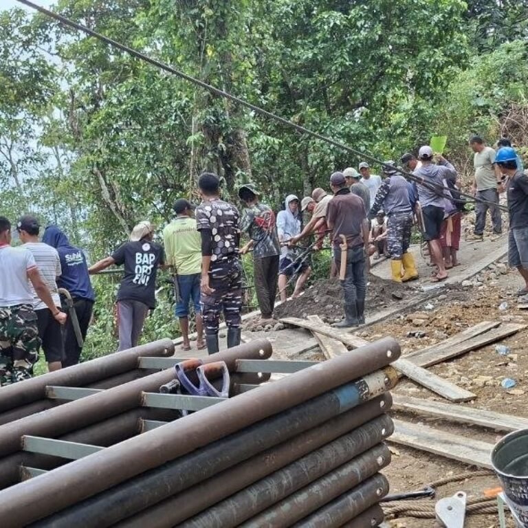 Fase Penting Pembangunan Jembatan Gantung Pattuku: Sling Baja Mulai Terpasang