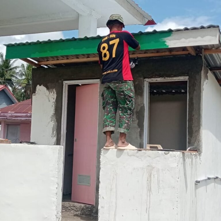 Sentuhan Akhir Jambanisasi TMMD: Resplang Hijau Dicat Rapi