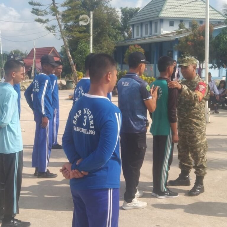 Serka Lasman Fajar Sampaikan Kedisiplinan dan Bela Negara pada MPLS SMKN 1 Kaliorang