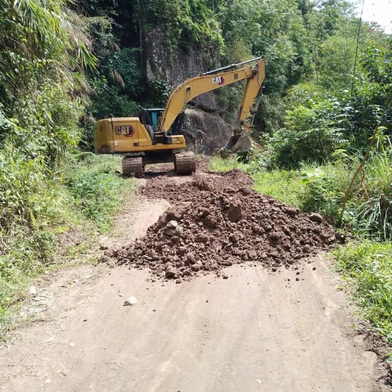 Excavator Kembali Beroperasi untuk Penataan Medan di Desa Patukku