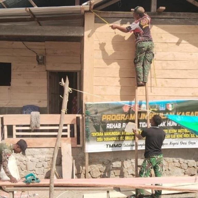 Kamis, Atap Rumah Demmang di Bone Mulai Terpasang