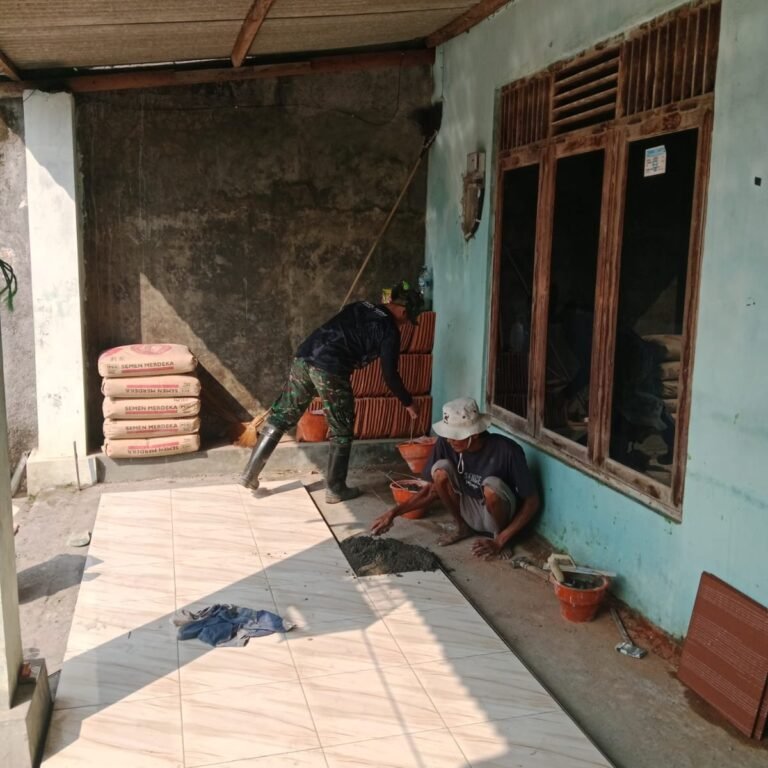 Pemasangan Keramik Rumah Mardiono di Sukoharjo Jadi Simbol Awal Kehidupan Baru