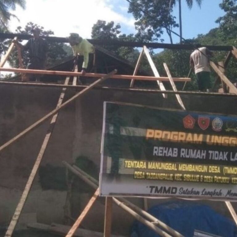 Rehabilitasi RTLH TMMD Ke-129 Kodim 1407/Bone Dimulai dengan Pembongkaran Atap