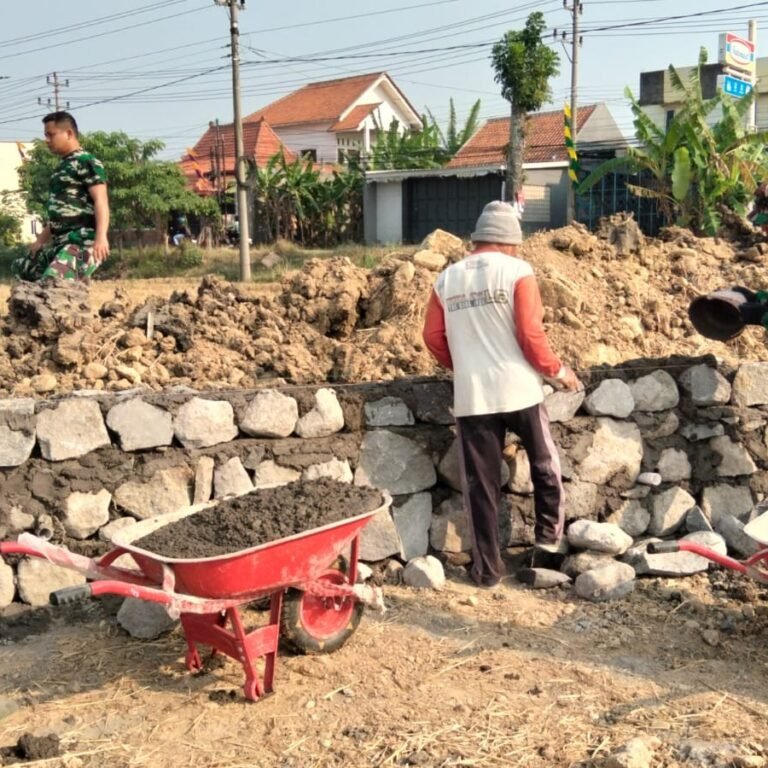 Talut TMMD di Desa Parangjoro Jaga Sawah Tetap Bernapas di Musim Hujan