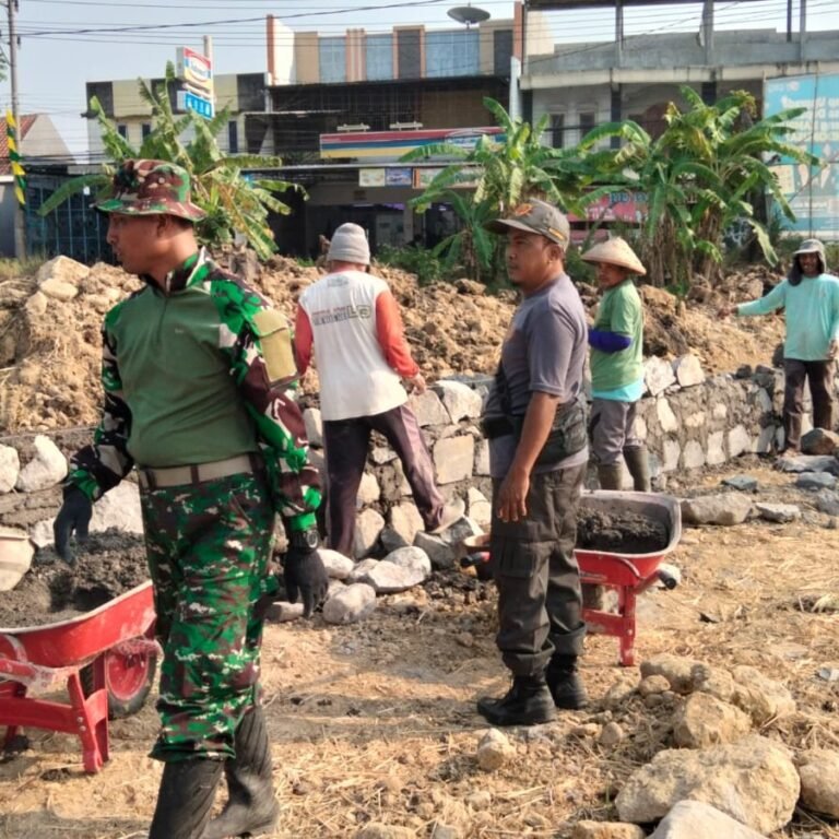 Personel TNI dan Warga Bersama Susun Batu Kali untuk Talut di Grogol