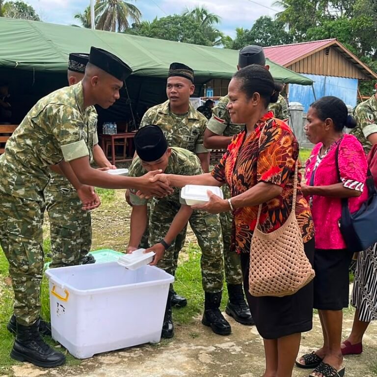 Berbagi Nasi Kotak di Gereja, Yonif TP 859/RBK Perkuat Toleransi dan Kedekatan dengan Masyarakat