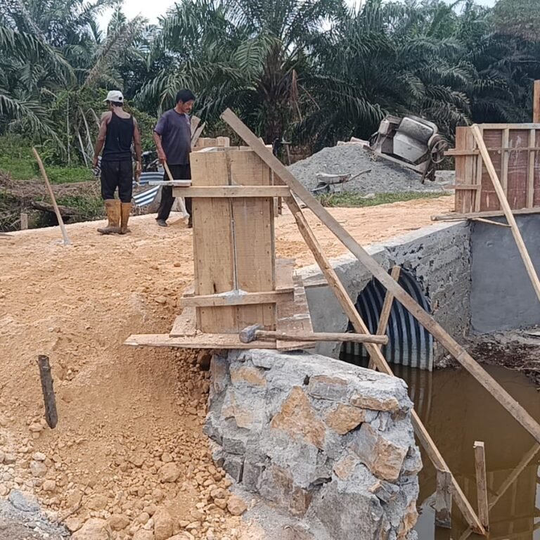 Pembangunan Jembatan Aramco Paya Laot Masuki Tahap Pemasangan Pagar Beton