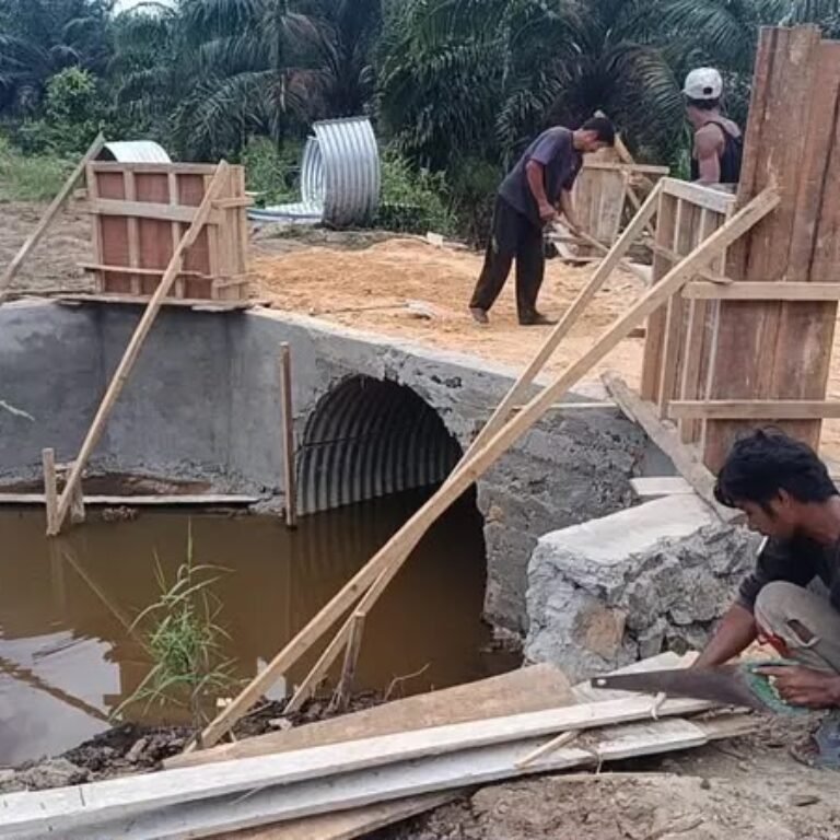 Kodim 0114 Pastikan Konstruksi Jembatan Aramco Kokoh Melalui Pekerjaan Pagar Beton