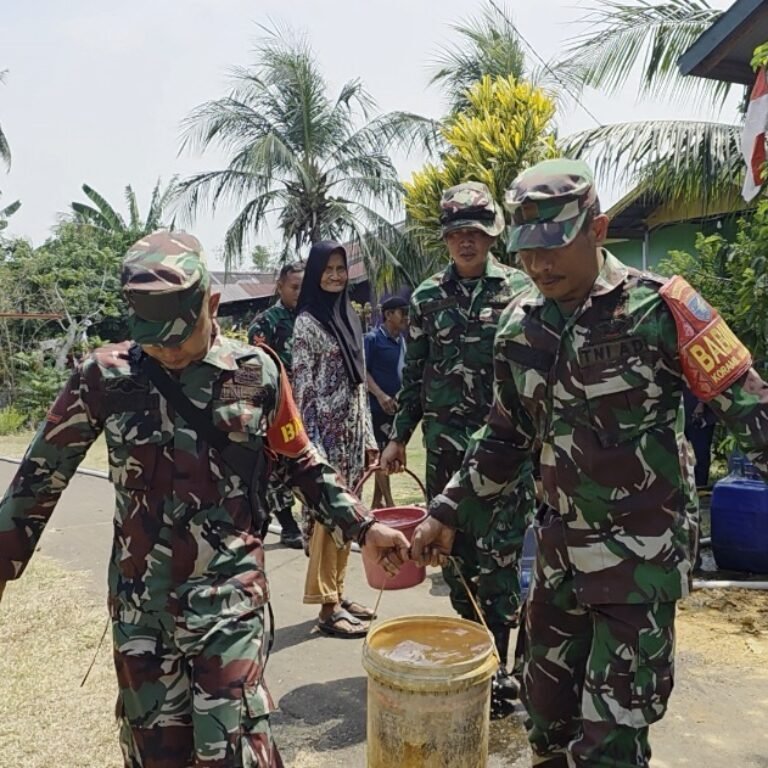 Tanggulangi Krisis Air Bersih, Koramil 1203-13/MHS Salurkan Bantuan Air untuk Warga Desa Kinjil Pesisir