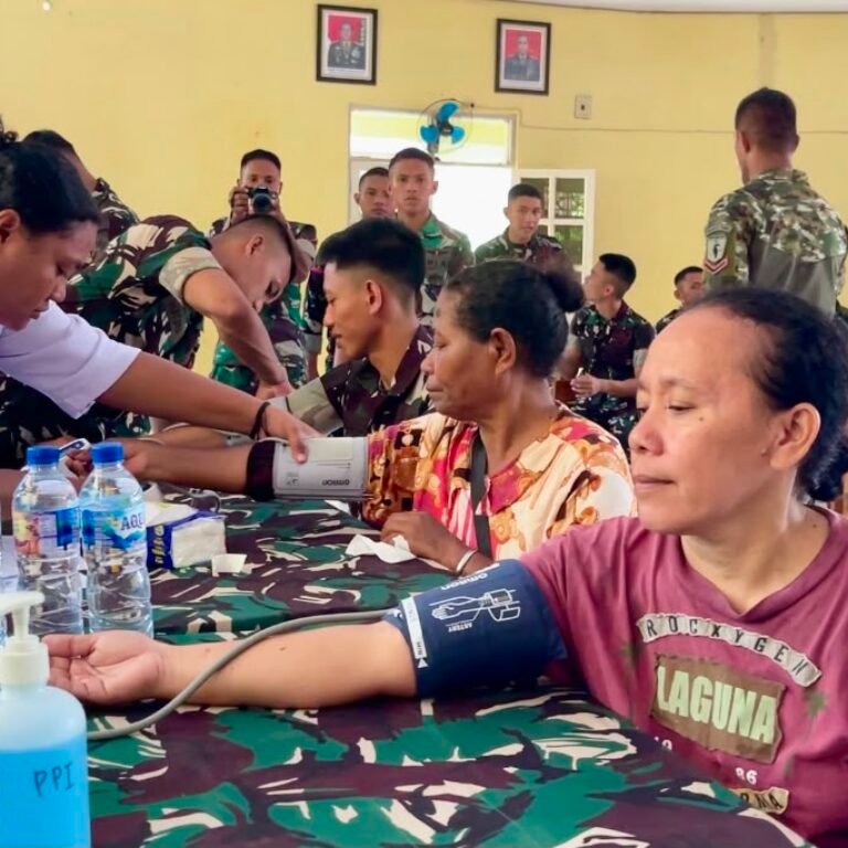 Prajurit Yonif TP 859/RBK Ikut Donor Darah Demi Dukung Pelayanan Kesehatan di Supiori