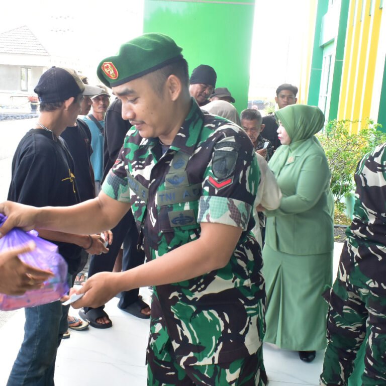 Donor Darah dan Pembagian 110 Paket Sembako Warnai HUT Kodam XXII/Tambun Bungai di Kotabaru