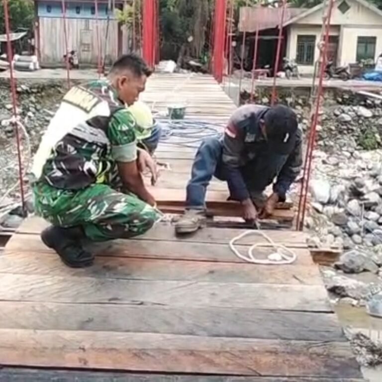 Kemanunggalan TNI dan Rakyat Terlihat dalam Pembangunan Jembatan Perintis di Nagan Raya