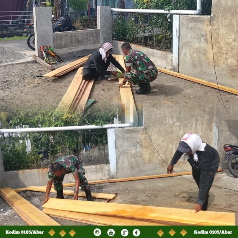 Semangat Kebersamaan, Babinsa Koramil 09/Samatiga Bantu Pembangunan Rumah Warga