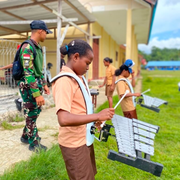 Program PINTAR Yonif TP 859/RBK Tanamkan Nasionalisme melalui Pelatihan Drumband