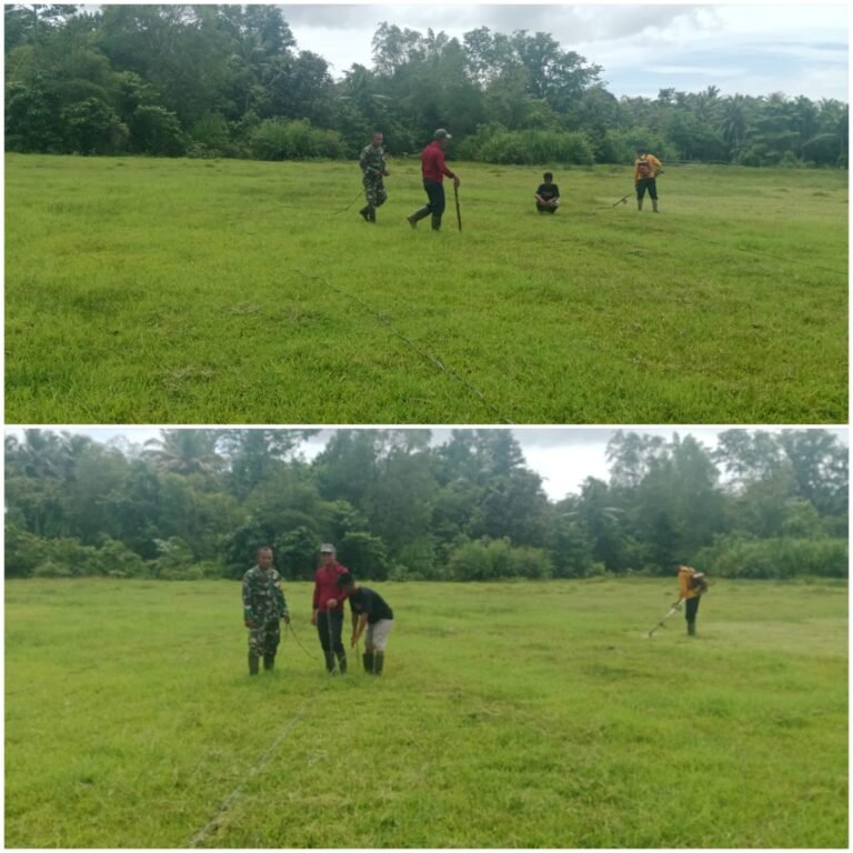 Rumput Liar Disingkirkan, Gotong Royong Babinsa Hidupkan Kembali Lapangan Desa
