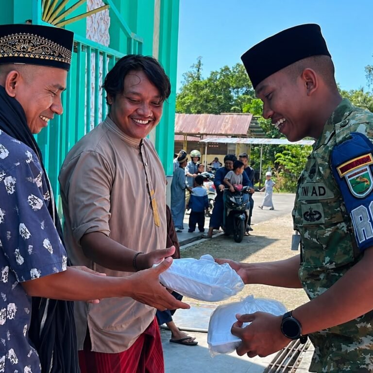 Aksi Sosial Prajurit Yonif TP 859/RBK Warnai Jumat Berkah di Masjid An-Nur
