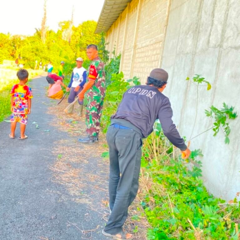 Babinsa Bersama Warga Tata Jalan Lingkungan Demi Kenyamanan dan Produktivitas Desa