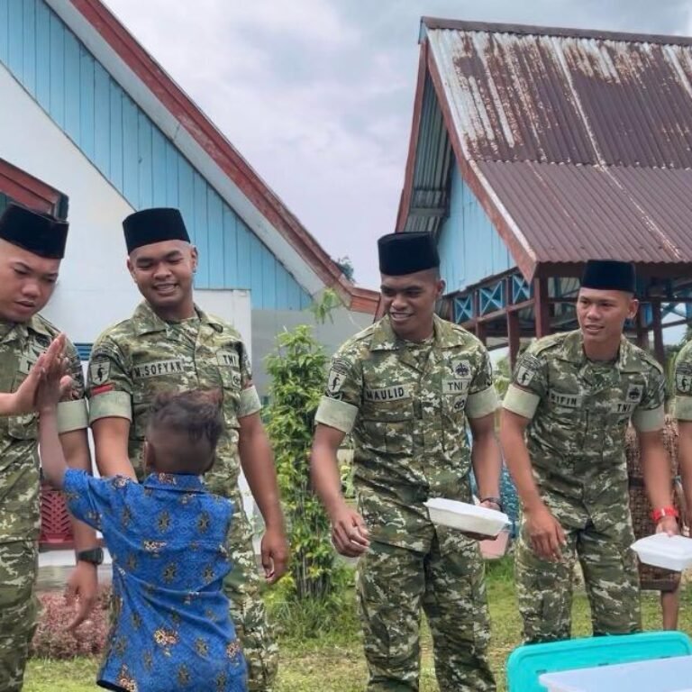 Dari Nasi Kotak Tumbuh Persaudaraan, Prajurit Yonif TP 859/RBK Rangkul Jemaat GKI Imanuel