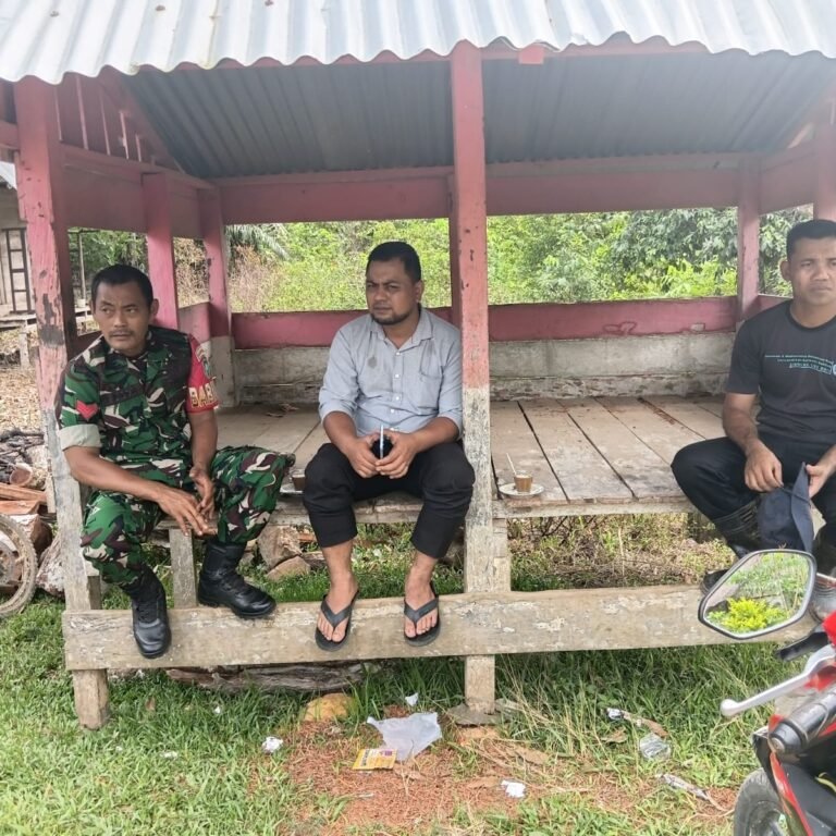 Babinsa Koramil 05/Panga Perkuat Komsos dengan Warga, Jaga Kondusivitas Wilayah Aceh Jaya
