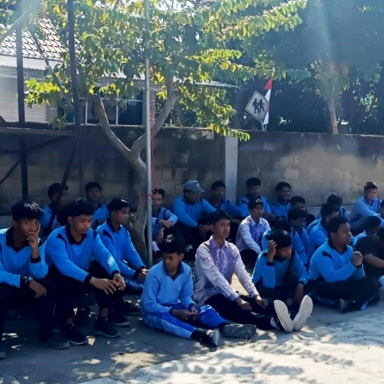 Babinsa 1003-04/Kandangan Hadir di Sekolah, Bentuk Karakter Siswa SMKN 1 Kandangan Melalui Pembinaan Wanwil