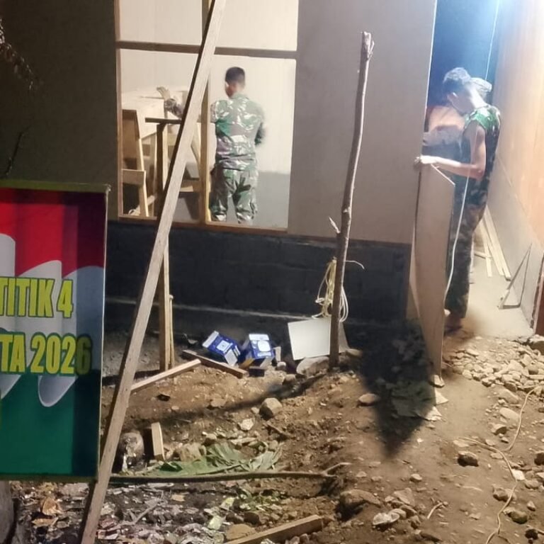 Tak Kenal Waktu, TNI dan Warga Kebut RTLH dan MCK TMMD ke-129 Kodim 0114/Aceh Jaya