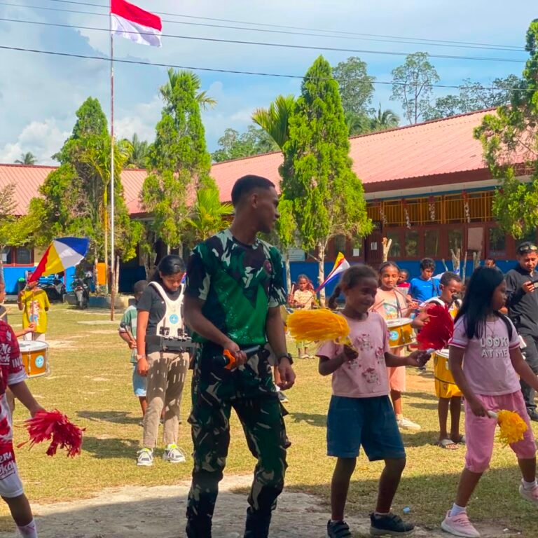 Yonif TP 859/RBK Dorong Bakat Siswa Supiori melalui Pelatihan Drumband Program PINTAR