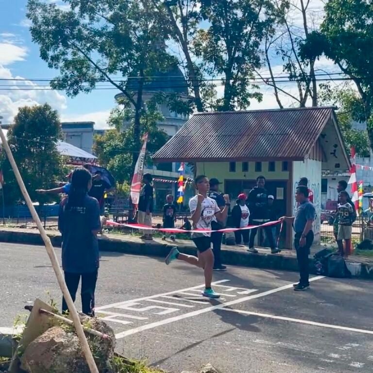 Semangat Kemerdekaan Berbuah Prestasi, Dua Prajurit Yonif TP 859/RBK Naik Podium