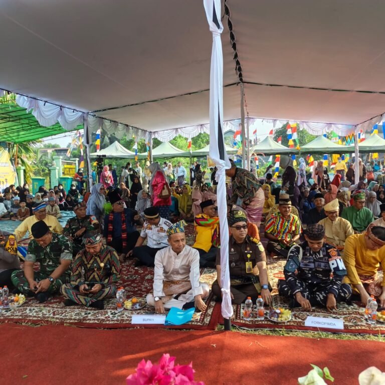 Pasi Pers Kodim 1203/Ketapang Hadiri Peringatan Tradisi Robo-Robo di Tepian Sungai Pawan Kauman