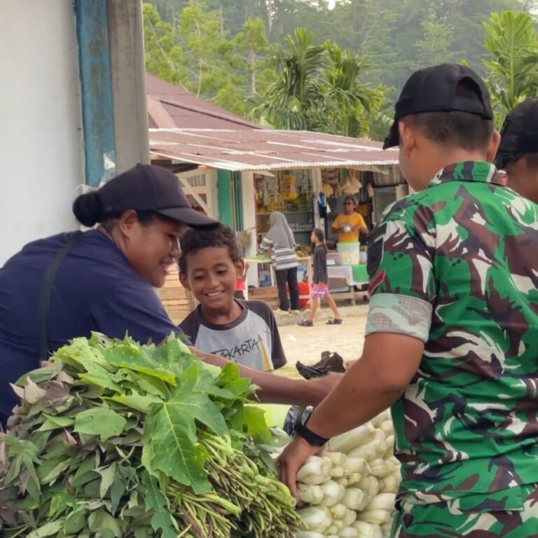 Kepedulian Yonif TP 859/RBK Berbuah Harapan bagi Pedagang Lokal di Supiori