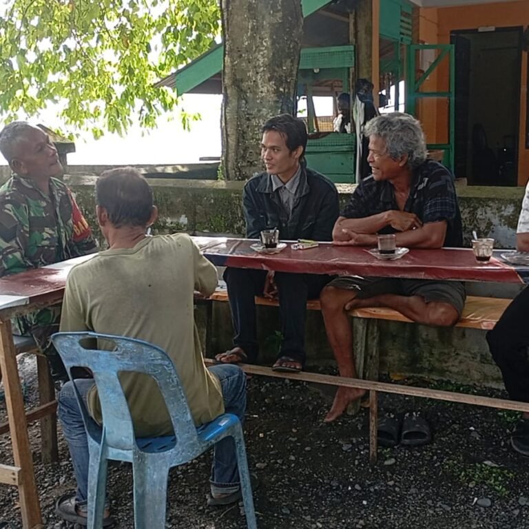 Duduk Bersama Warga, Serma M. Nasir Pantau Situasi Desa Lhok Bubon