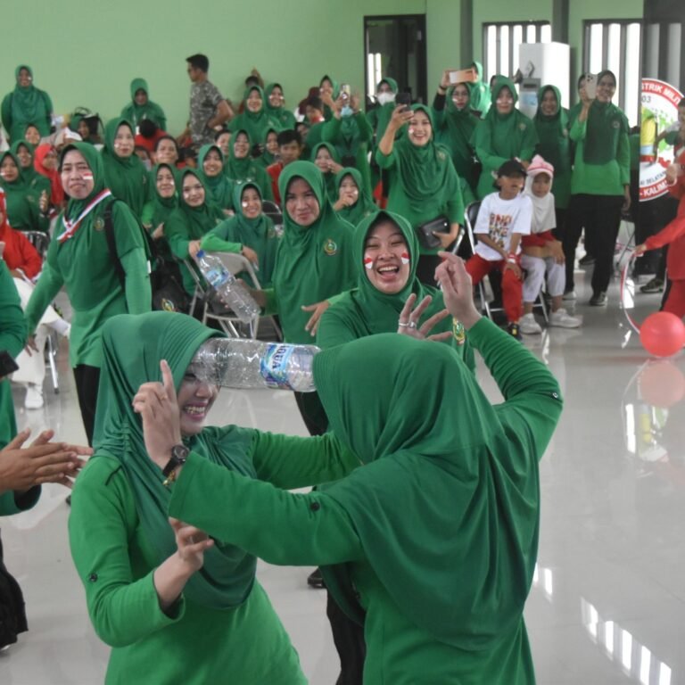 Meriahkan HUT Kemerdekaan, Prajurit dan Persit Kodim 1003/HSS Adu Kekompakan