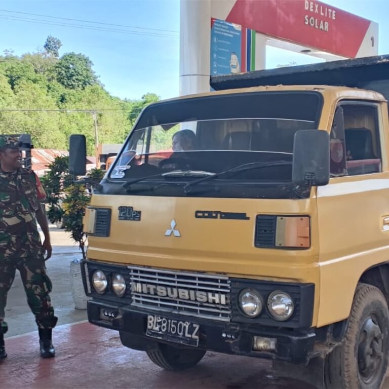 Babinsa Pantau SPBU Lamno, Pastikan Distribusi BBM Bersubsidi Berjalan Tertib