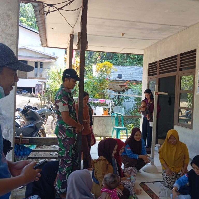 Babinsa Koramil 1203-14/Jelai Hulu Pantau Pelaksanaan Posyandu di Desa Kesuma Jaya